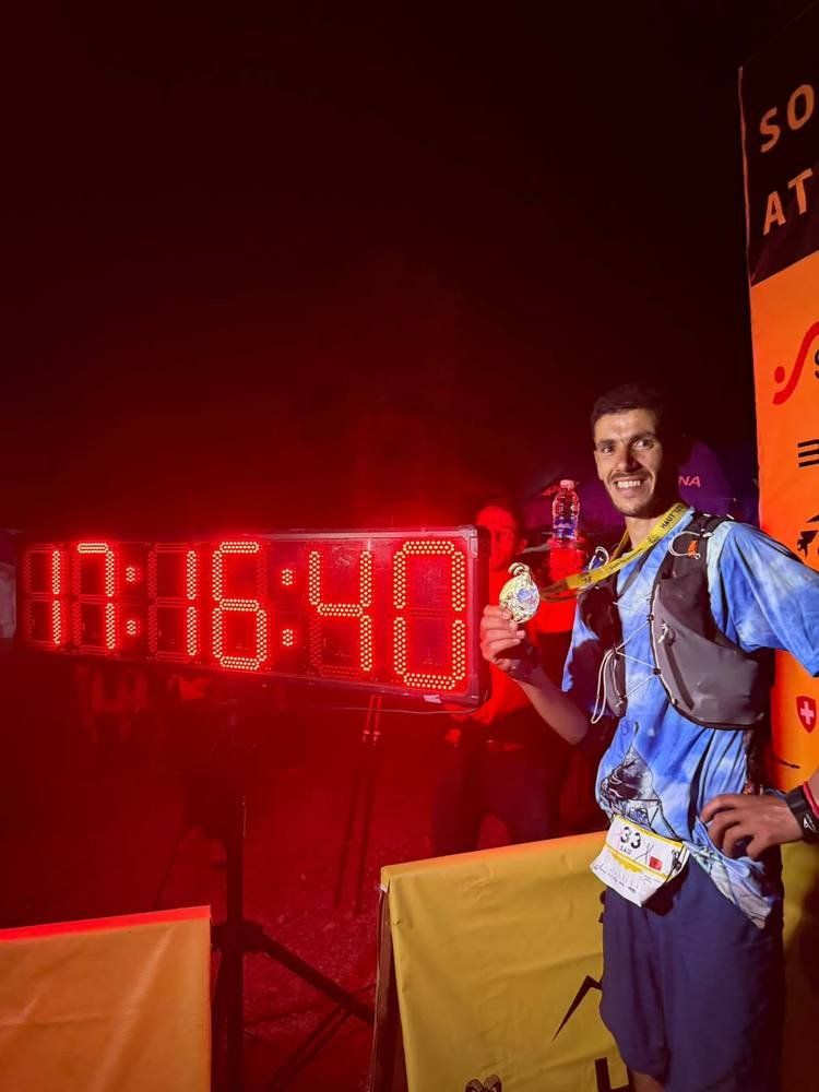 Saïd receiving his medal at night after finishing the HAUT 120 ultra trail